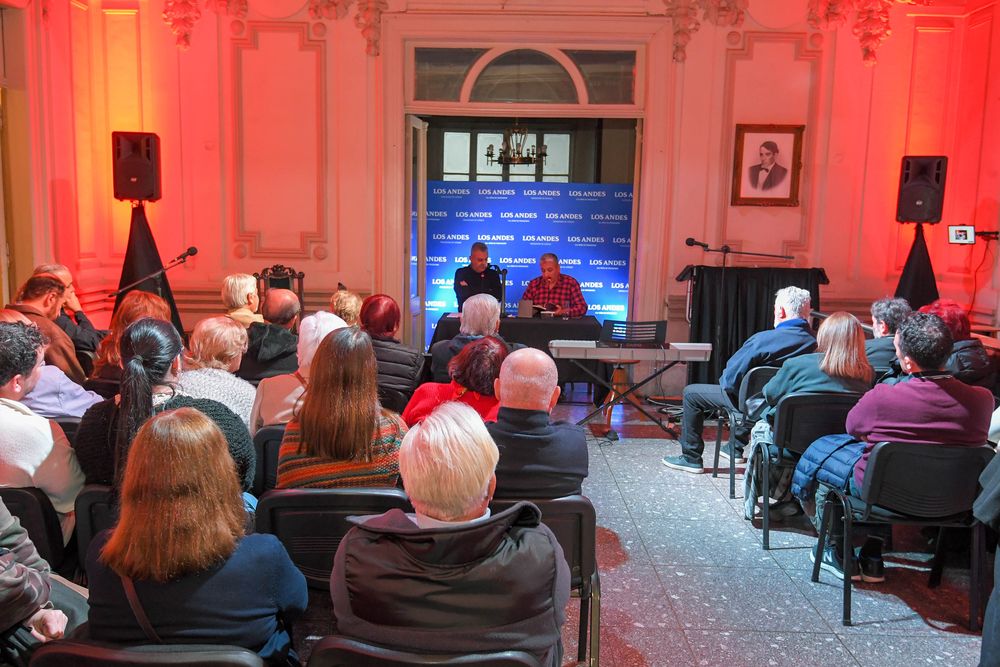 El hall de Diario Los Andes colmado de público durante la presentación de “Cruz y ficción”.