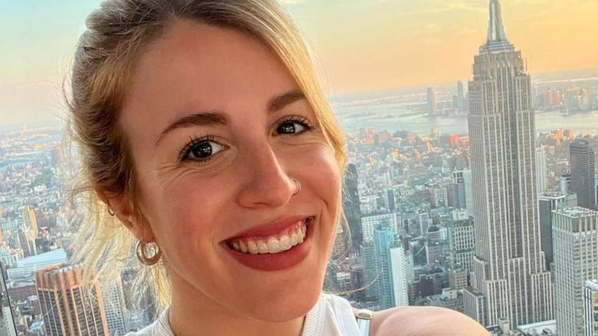 Laura Esquivel lució cerquita de la cámara una trikini cavada que resaltó su parte de atrás y