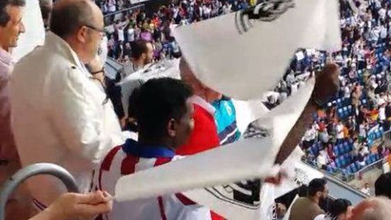 El confundido: un hincha con camiseta del Atlético alentó con un banderín del Real