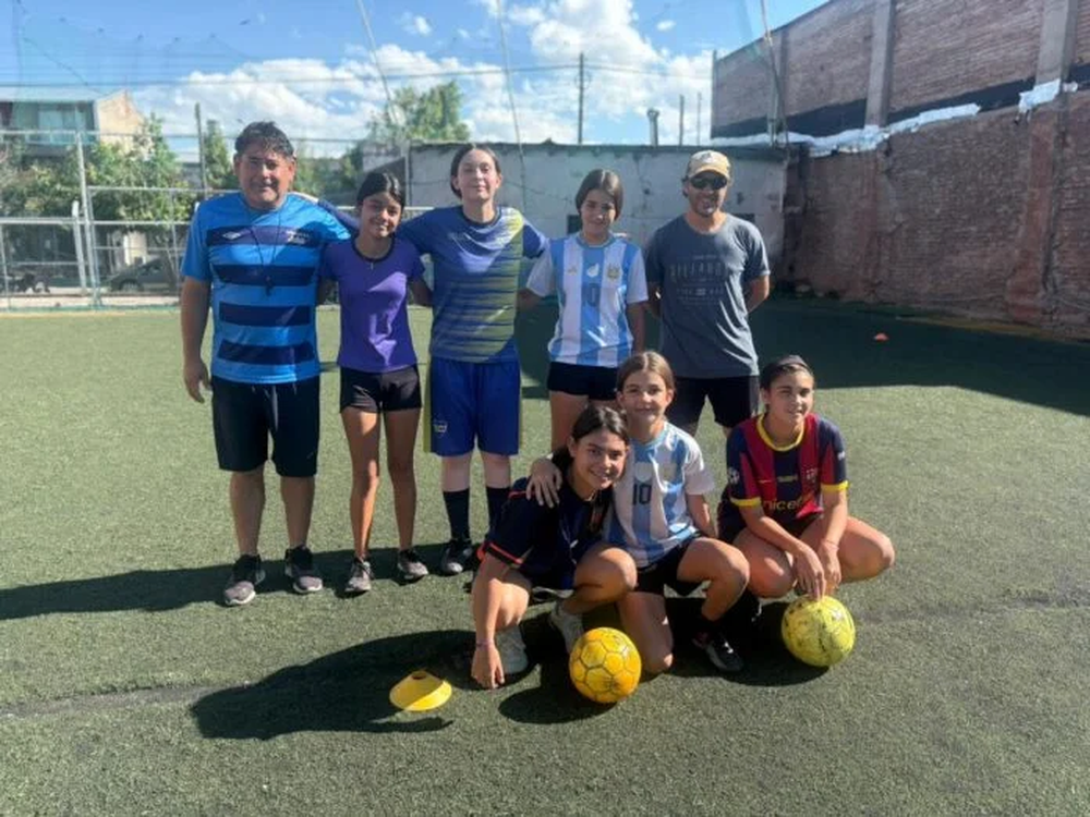 El equipo de futbol femenino que representará a Mendoza en la Linares Cup.