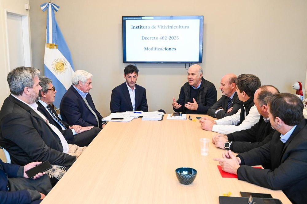 Los ministros de Producción de Mendoza, Rodolfo Vargas Arizu, de San Juan, Gustavo Fernández, y el secretario de Agricultura, Ganadería y Pesca de la Nación, Sergio Iraeta, su jefe de gabinete, Martín Fernández y representantes de entidades vitivinícolas para analizar el futuro del Instituto Nacional de Vitivinicultura (INV).