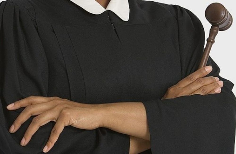 Esta túnica puede considerarse entonces como el vestido oficial de la justicia a similitud del uniforme en los militares o el guardapolvo de médicos, docentes y alumnos.
