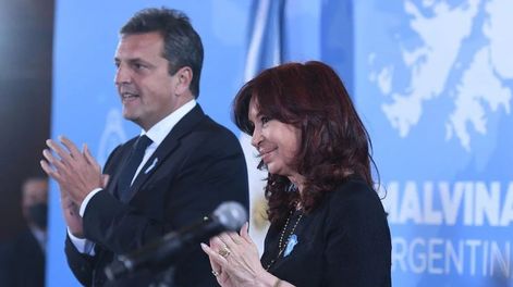 Los Andes | Cristina Kirchner junto a Sergio Massa en un acto por Malvinas (Foto: Comunicación Senado)
