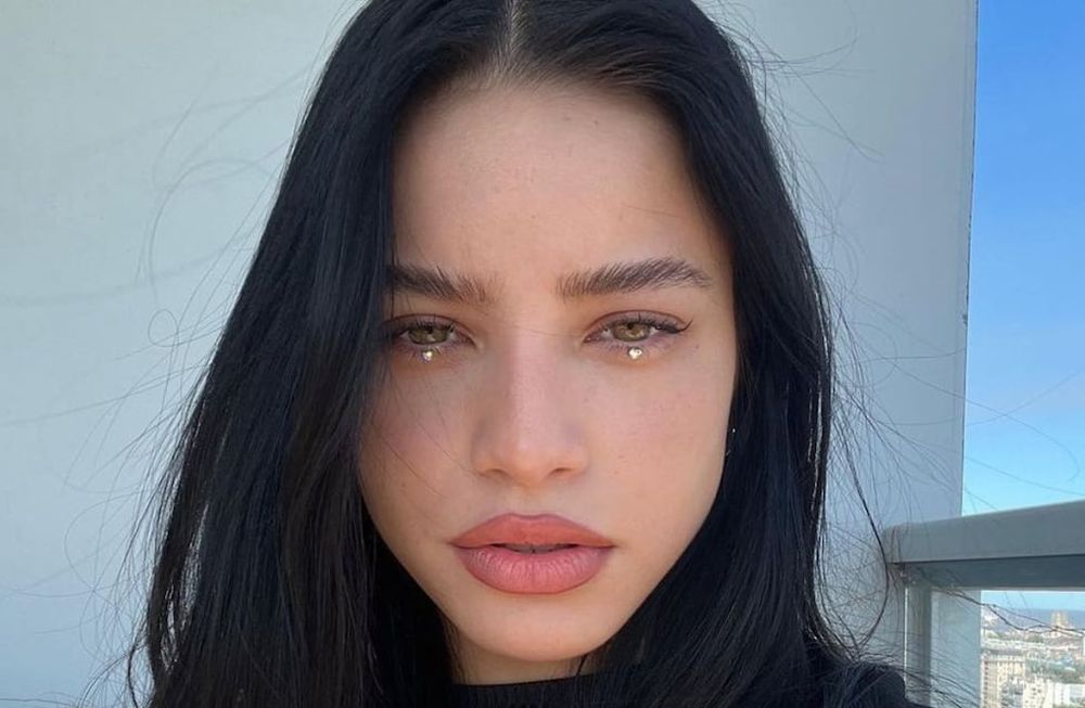 Em,ilia Mernes cautivó con un outfit provocativo de cuero negro