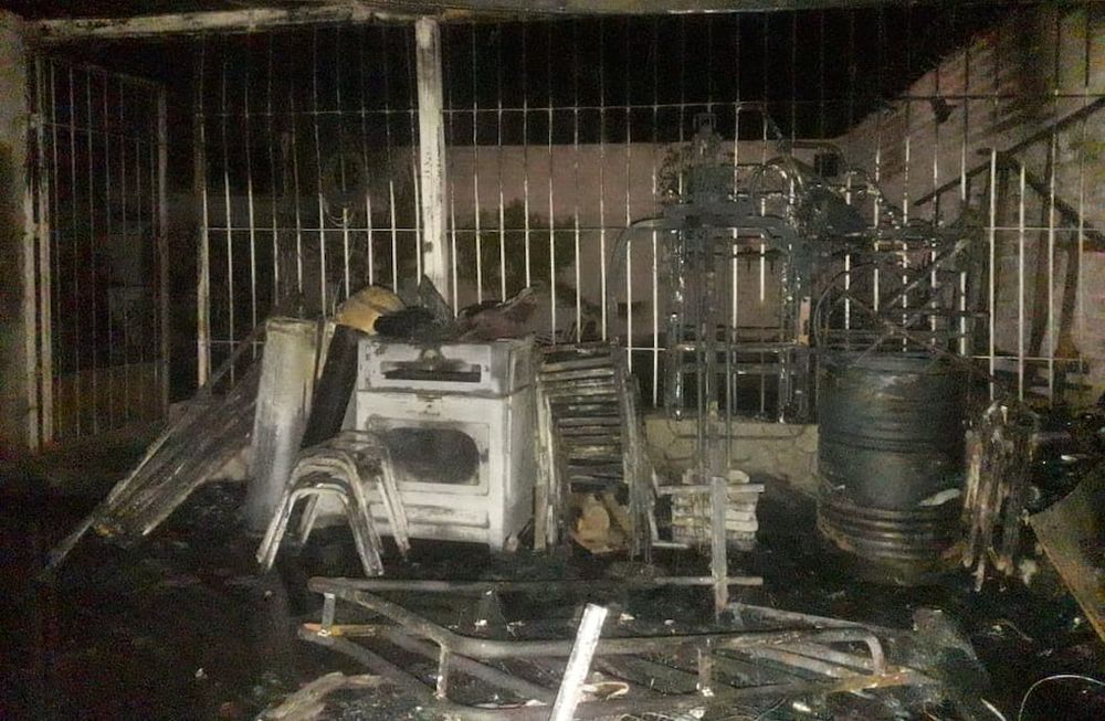 El fuego consumió la cochera, el patio, una galería con maquinarias, dos dormitorios y el baño. Foto: Gentileza