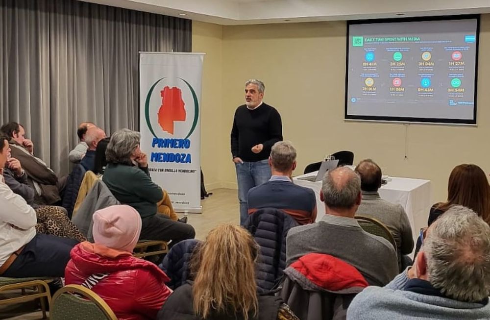 Primero Mendoza, un espacio político que busca conquistar al electorado en las próximas elecciones. La presentación contó con la presencia del consultor Rolando Muzzin. Foto: Gentileza.