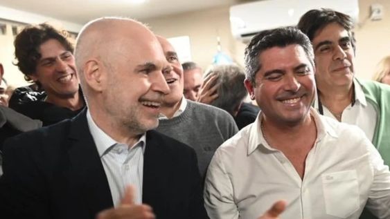 Los festejos de Marcelo Orrego, electo gobernador en San Juan en su bunker y con su padrino político Horacio Rodríguez Larreta. Gentileza: Clarín.