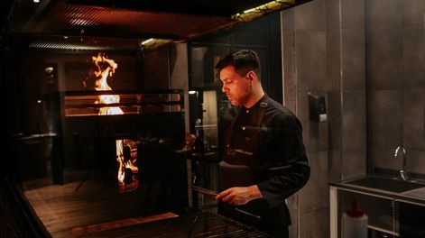 El chef Claudio Lucero es el responsable de los fuegos de Brutal, una de las nuevas experiencias gastronómicas de Mendoza. - Gentileza