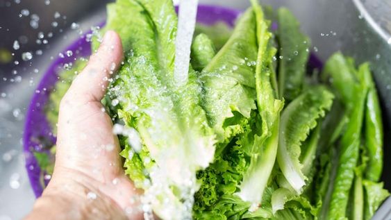 Un punto fundamental es no mezclar lavandina con vinagre, limón, amoníaco ni otros productos de limpieza.