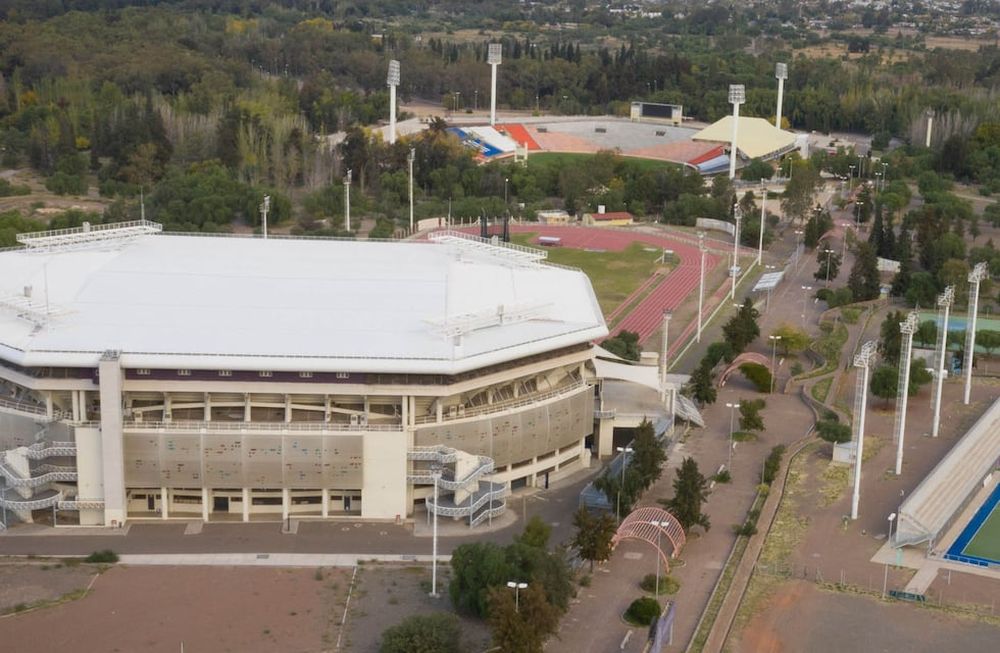 Estadio cubierto. Es el verdadero “elefante blanco” de la provincia. Casi no se ha usado desde que se inauguró y en el Gobierno reconocen que construirlo no fue un acierto. Foto: Ignacio Blanco / Los Andes.