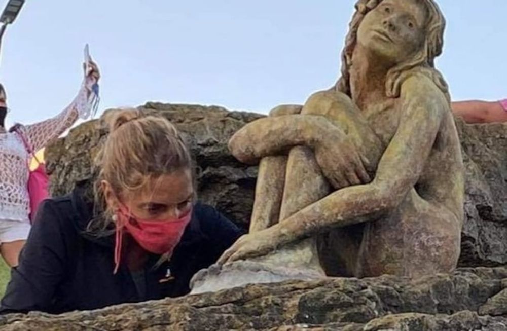 Costanza Addiechi en plena reparación de la misteriosa escultura de Mar del Plata