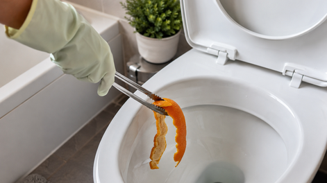 tirar cascaras de naranja por el inodoro una vez a la semana en invierno: cuales son los beneficios y como funciona