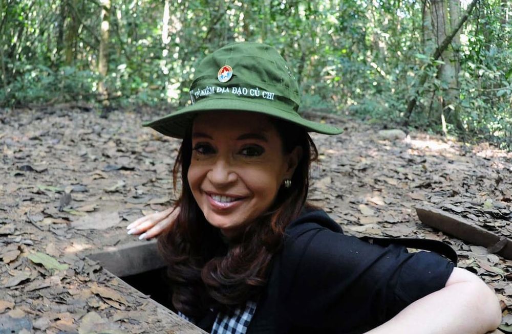 Son burgueses revolucionarios porque exigen junto a los goces totales de los placeres capitalistas, las prerrogativas de la sociedad revolucionaria, pero sin correr ninguno de los riesgos de lo que significa crear una sociedad revolucionaria.