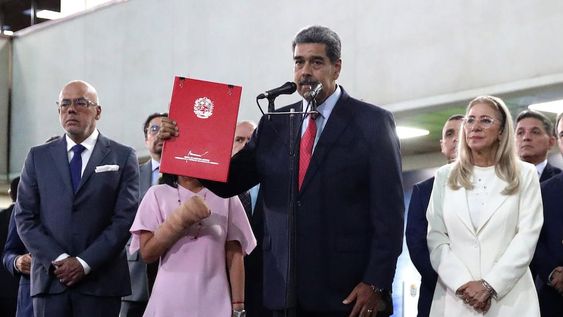 El presidente de Venezuela, Nicolás Maduro (c), acompañado de la primera dama Cilia Flores (d) y el presidente de la Asamblea Nacional de Venezuela Jorge Rodriguez (i), habla a la salida del Tribunal Supremo de Justicia (TSJ) este miércoles, en Caracas (Venezuela). Maduro introdujo un recurso de amparo ante la Sala Electoral del Tribunal Supremo de Justicia (TSJ) en el que pide aclarar todo lo que haya que aclarar sobre los comicios del domingo, cuyo resultado oficial ratificó su victoria pese a denuncias de fraude por parte de la oposición. EFE/ Ronald Peña R.