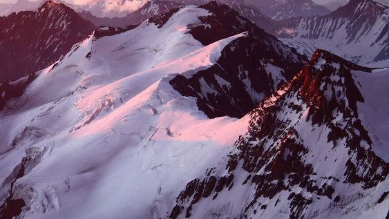 Masa de hielo. Imagen del glaciar Horcones Superior. Este cuerpo de hielo se ubica sobre el Cº Aconcagua y es un afluente del río Cuevas.&nbsp;