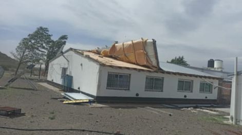 El Zonda voló el techo de la escuela albergue Embajador Pablo Neruda y evalúan evacuar a sus alumnos. - Gentileza