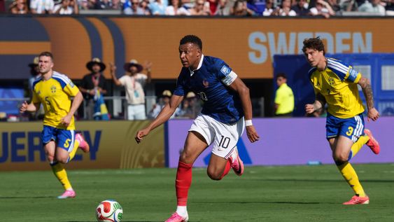 Francia y Suecia protagonizan un intenso duelo por los 16avos de final. El delantero francés Kylian Mbappé estrelló un balón contra uno de los palos del arco sueco.&nbsp;