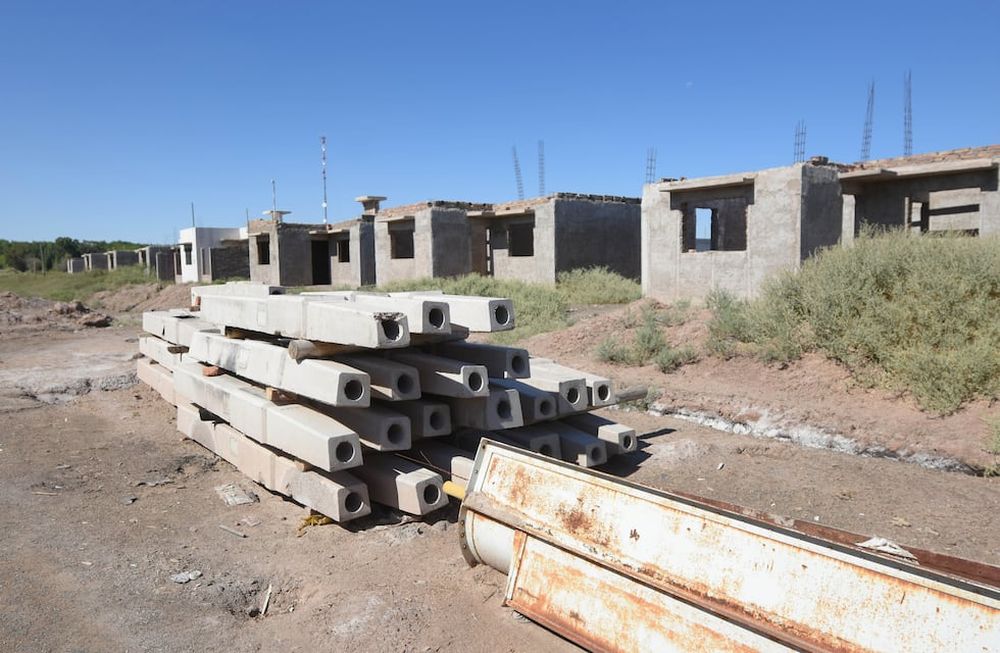 Viviendas del barrio Tupac Amaru del departamento de Lavalle que está abandonado y la construcción de las  casas a media terminar. José Gutiérrez / Los Andes