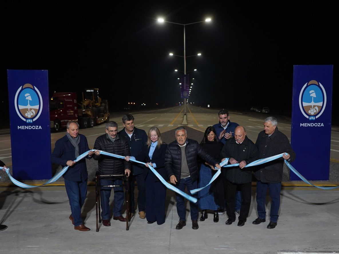 A pesar de que todavía atraviesa un proceso de recuperación de su salud, el intendente de Rivadavia, Ricardo Mansur, no se quiso perder la inauguración de una obra clave para su departamento: la doble vía del Este. No sólo participó del acto junto al gobernador Alfredo Cornejo y sus pares de San Martín, Raúl Rufeil, y de Junín, Mario Abed, sino que en plan cacique hasta reclamó más celeridad con las obras.