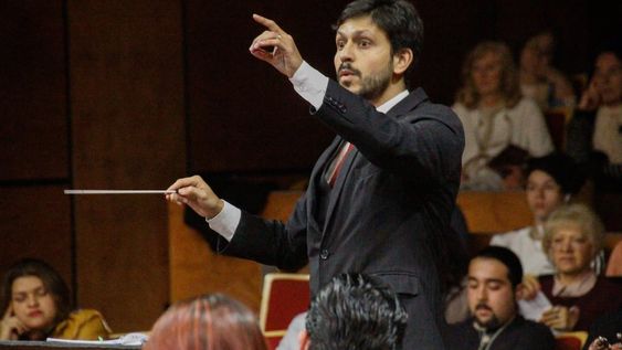 Mariano Peralta dirige la Orquesta Barroca de Mendoza.