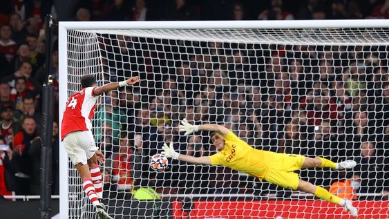 Dibu Martínez, el arquero de la Selección Argentina hizo de las suyas de nuevo, le tapó la pena máxima al delantero del Arsenal, pero en el rebote no pudo. / Gentileza.