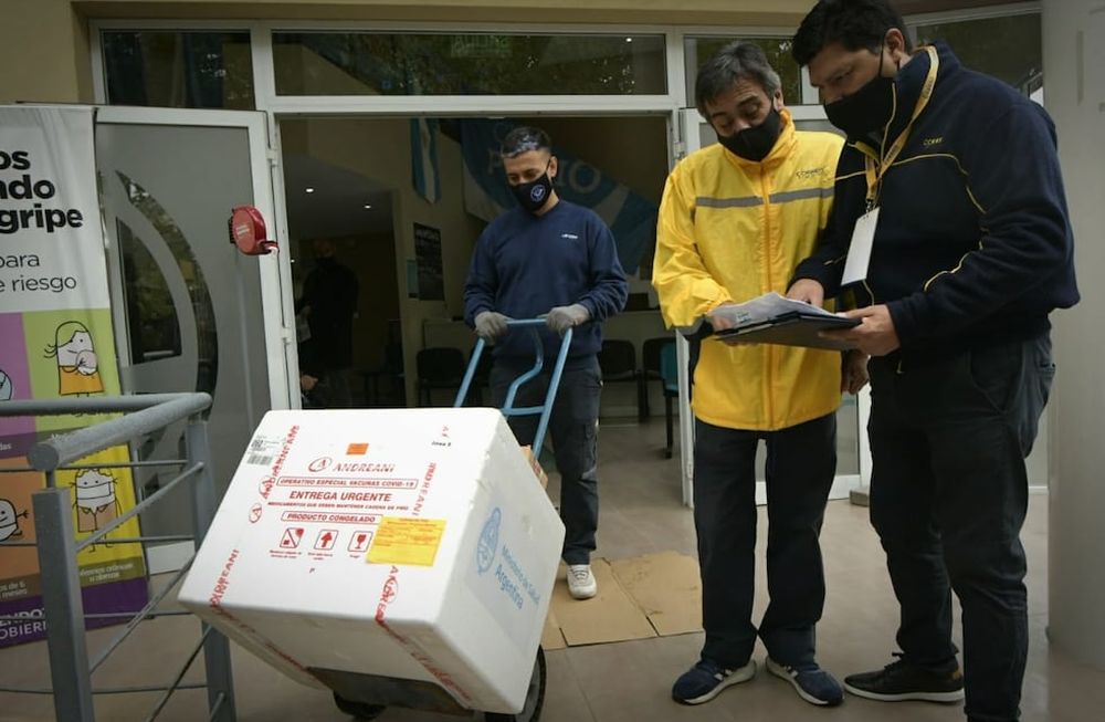 Las dosis fueron trasladadas por Correo Argentino a la sede del Vacunatorio Central - Orlando Pelichotti / Los Andes