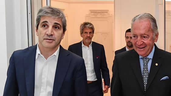El ministro de Economía, Luis Caputo y el presidente de la UIA, Daniel Funes de Rioja