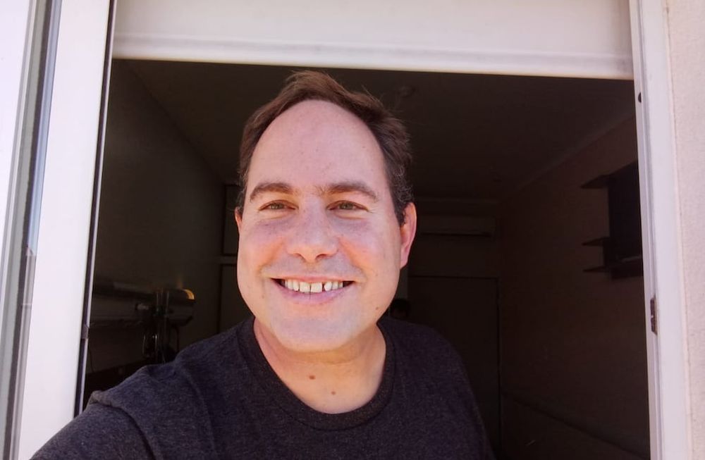 El periodista compartió una foto desde su estadía en el Hospital: Bañado , afeitado , perfumado y tomando aire desde la ventana. Pequeños detalles que hacen la diferencia.
