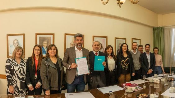Ulpiano Suarez firmó un convenio con la Universidad Maza para el desarrollo conjunto de proyectos