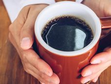 Eso no significa que haya que abandonar el café. Significa que conviene beber primero un vaso grande de esta bebida simple para mejorar la salud a largo plazo.
