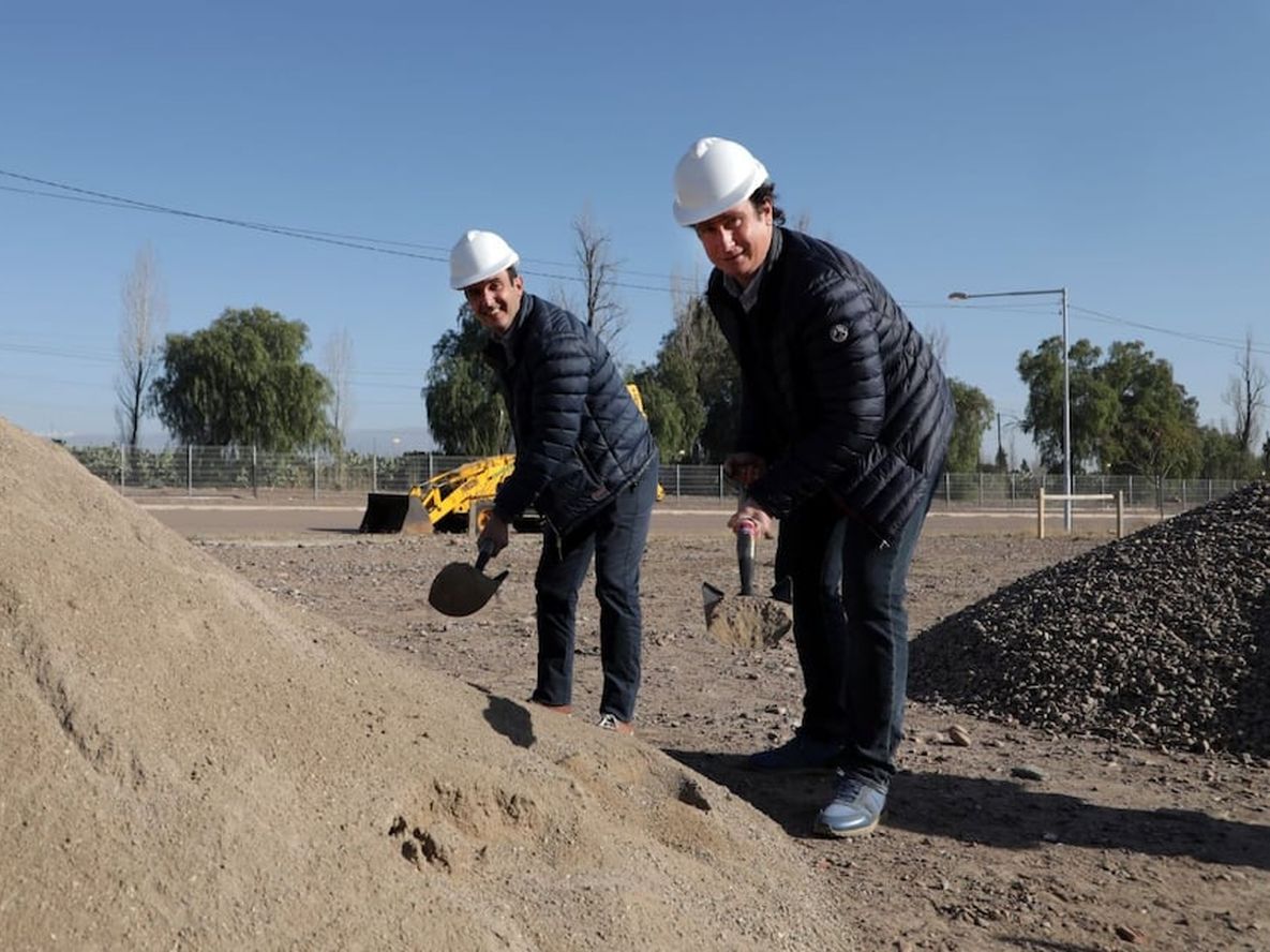 Julián Groisman, vicepresidente ejecutivo de Grupo Presidente, y Maximiliano Gabrielli, secretario de Hacienda y Administración de Maipú, en la palada inaugural de la construcción de una planta en el Parque Industrial de ese departamento