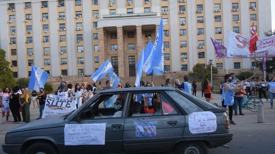 En la calle. El SUTE convocó al caravanazo que recorrió varias arterias de la ciudad y terminó en Casa de Gobierno. Banderas y bocinas fueron protagonistas. Foto: José Gutiérrez