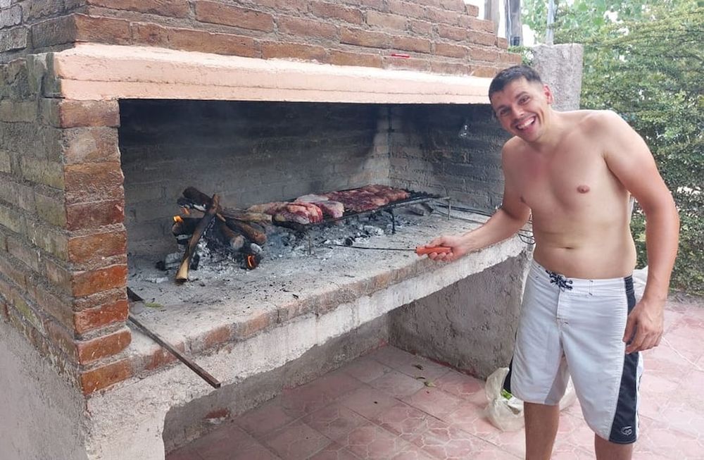 parrillero. Emiliano era el primero en levantar la mano cuando se necesitaba un asador. Lo caracterizaba su buen humor. Foto: gentileza