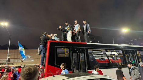 Festejos en la zona de la Quinta de Olivos tras la clasificación de la Selección Argentina.