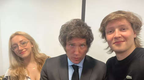Los influencer Eugenia Rolón e Iñaki Gutiérrez junto al presidente Javier Milei.