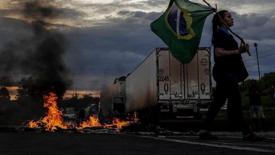 Cientos de rutas permanecen bloqueadas en Brasil por parte de camioneros y simpatizantes de Bolsonaro, mientras el presidente permanece en silencio tras la derrota en las elecciones del domingo.