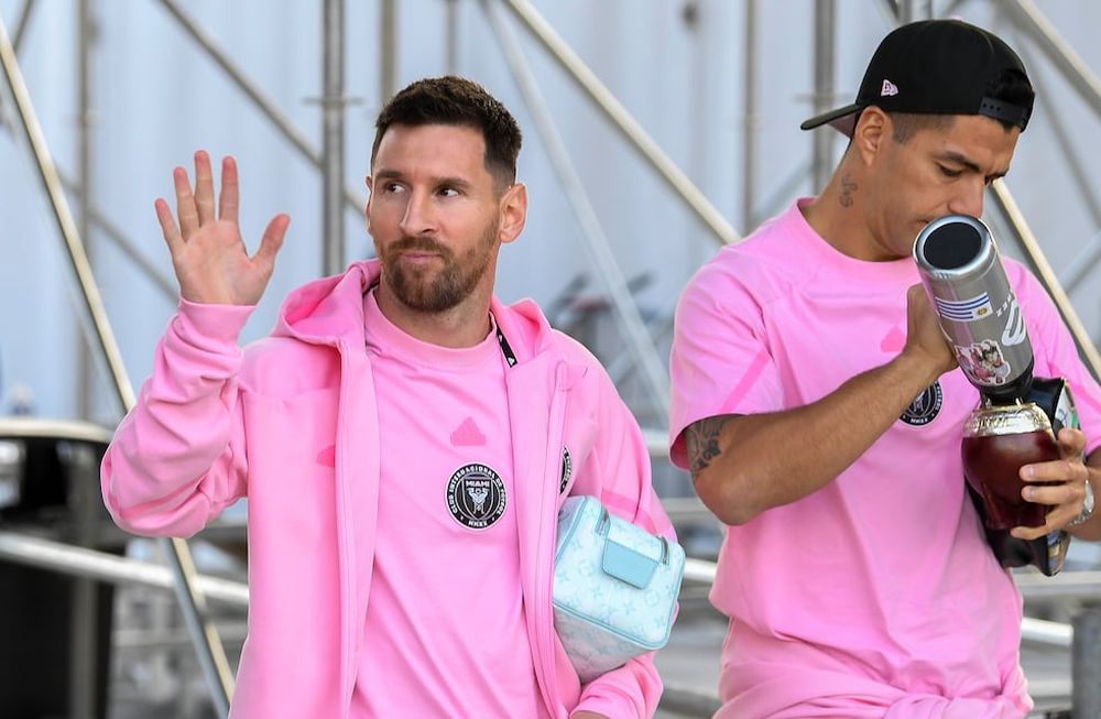 Los delanteros Lionel Messi y Luis Suárez previo al partido contra Nashville en los octavos de final de la Copa de Campeones de la CONCACAF, el miércoles 13 de marzo de 2024, en Fort Lauderdale, Florida. (AP Foto/Michael Laughlin)