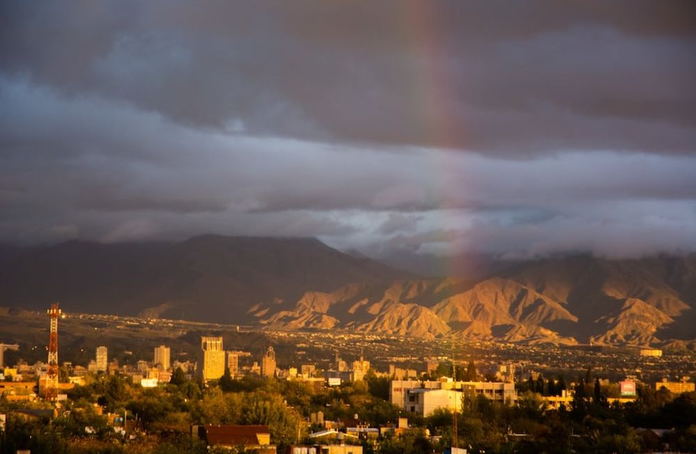 El imponente arco iris esta mañana sobre la ciudad de Mendoza. Ignacio Blanco.