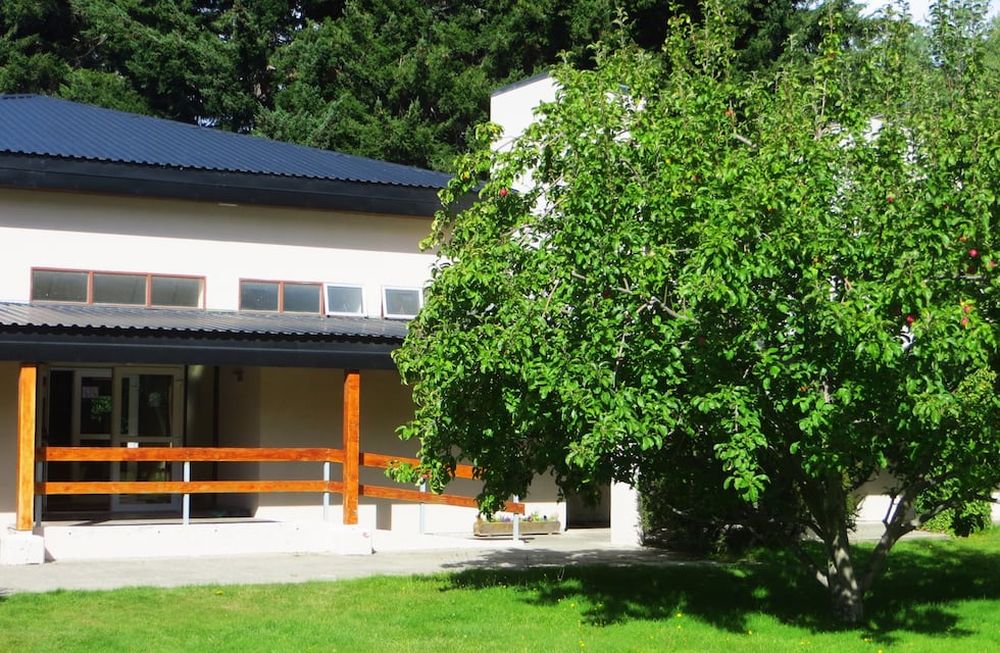 La historia del manzano de Newton que está en el Instituto Balseiro , de la UNCuyo, en Bariloche