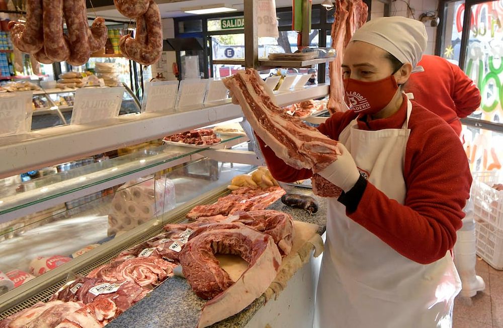 En total, por la picada, el asado, las bebidas, y la ensalada, se habrán gastado no menos de $5.881,60 para cuatro personas. Foto Orlando Pelichotti / Los Andes