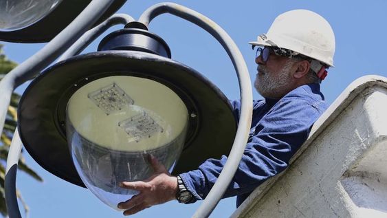 Godoy Cruz y Junín se unieron para reconvertir la iluminación de la Plaza departamental a led