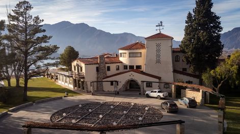 Los Andes | Joya arquitectónica. El gran Hotel Potrerillos ubicado en uno de los lugares mas lindos de Mendoza, junto al embalse Potrerillos,  abrió sus puertas nuevamente hace unos años y hoy recibe a cientos de turistas. Foto: Ignacio Blanco / Los Andes