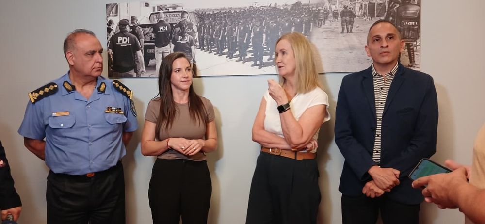 El jefe de la Policía de Mendoza, Marcelo Calipo, la ministra Mercedes Rus, la Jefa de la Fiscalía Federal de Mendoza, María Gloria André y el comisario Jesús Cepeda, Jefe de la PCN, durante la conferencia de prensa por los 90 kilos de cocaína. Gentileza Ministerio de Seguridad.