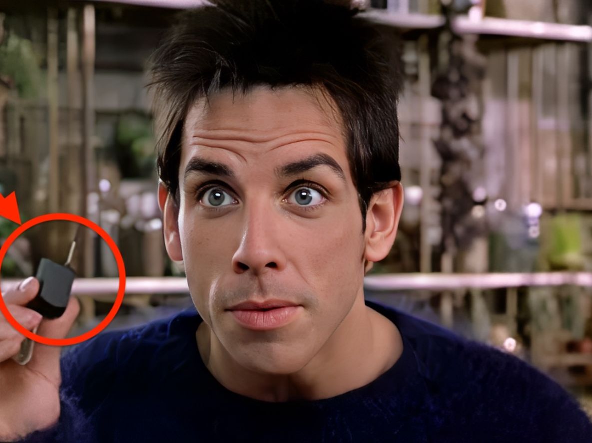 El diminuto telefono de Zoolander fue una broma que reflejó la tendencia de los 2000 de hacer los celulares cada más pequeños. El diminuto telefono de Zoolander fue una broma que reflejó la tendencia de los 2000 de hacer los celulares cada más pequeños.