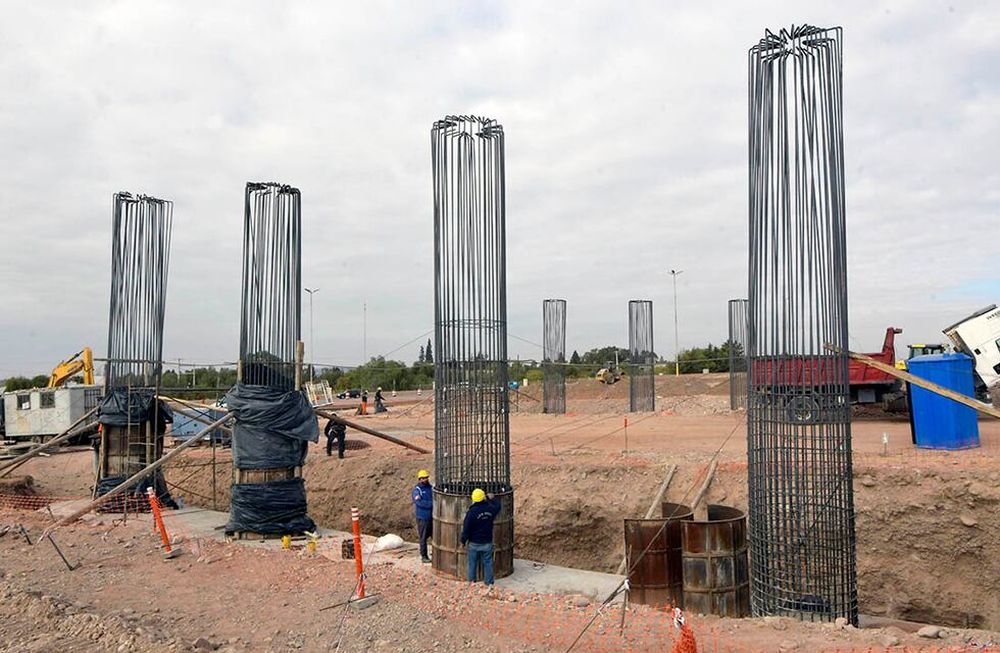 Ya comenzaron a trabajar en el intercambiador que vincula el Corredor del Oeste con la ruta Panamericana. Foto: Orlando Pelichotti / Los Andes