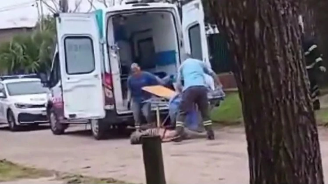 Trasladaban a un hombre a una ambulancia y cayó de la camilla en Mar de Ajó.