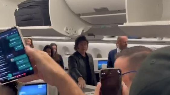 Javier Milei, en el vuelo de vuelta a Argentina tras su gira internacional (X/madorni)