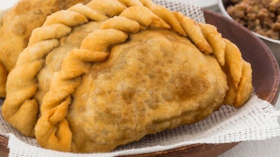 Las empanadas tucumanas no llevan papa, ni arvejas, ni aceitunas, son muy jugosas y llevan carne picada a cuchillo.