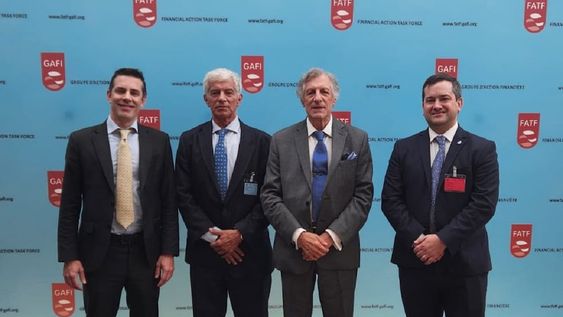 En la foto, la comitiva oficial en Francia. Argentina evitó caer en la lista gris del GAFI, el organismo internacional que se ocupa de combatir el lavado de dinero y la financiación del terrorismo. (X / Mariano Cúneo Libarona)