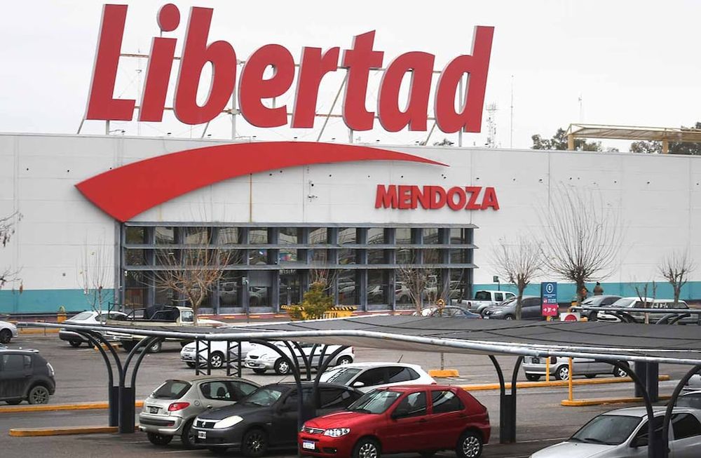 La cadena Hiper Libertad ya hizo recortes en las sucursales de San Juan y Misiones.